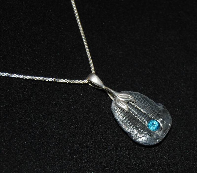 Trilobit Anhänger Mit Kristall Intarsie Auf Einer Sterling Silber Kette Trilobit Anhänger Mit Kristall Intarsie Auf Einer Sterling Silber Kette von ArtifactsandFossils