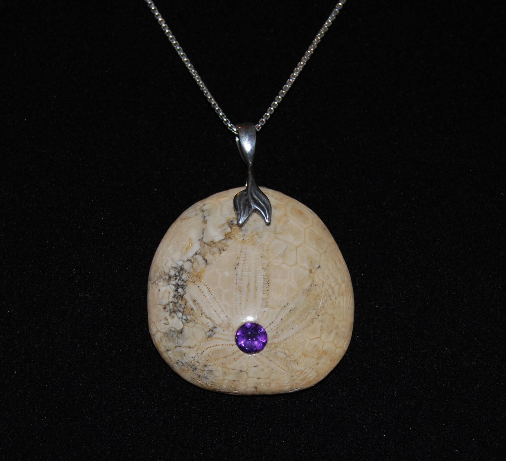 Fossile Sanddollar Anhänger Amethyst Inlay, Sterling Silber Kette Fossile Sanddollar Anhänger Amethyst Inlay, Sterling Silber Kette von ArtifactsandFossils