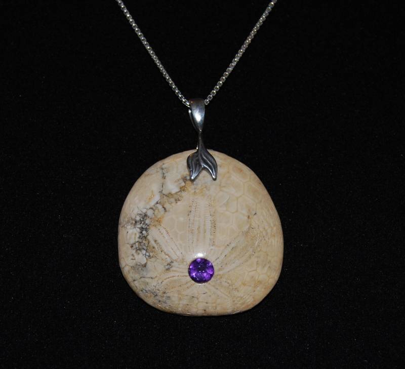 Fossile Sanddollar Anhänger Amethyst Inlay, Sterling Silber Kette Fossile Sanddollar Anhänger Amethyst Inlay, Sterling Silber Kette von ArtifactsandFossils