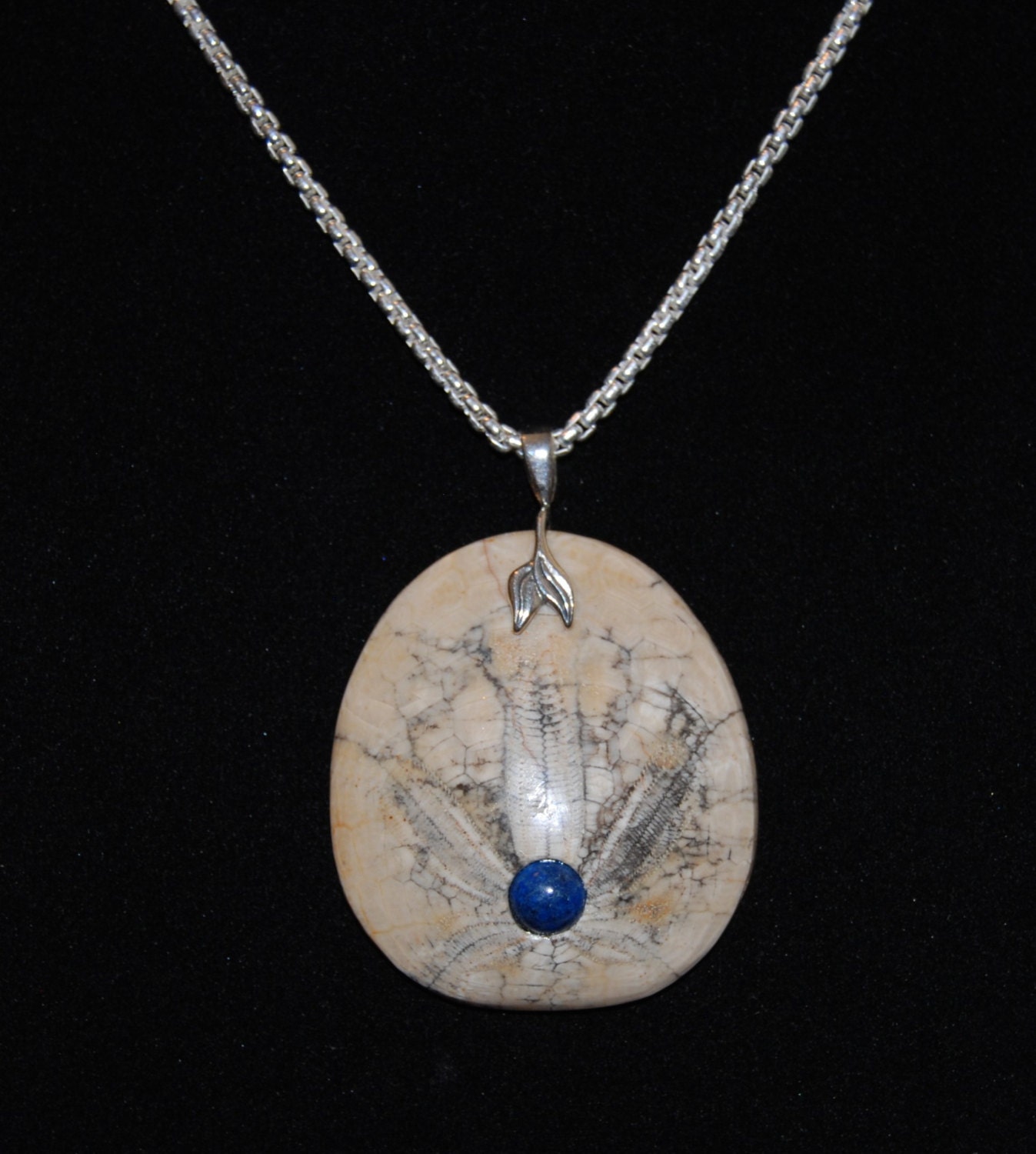 Fossile Sanddollar Anhänger Lapis Inlay, Sterling Silber Kette Fossile Sanddollar Anhänger Lapis Inlay, Sterling Silber Kette von ArtifactsandFossils