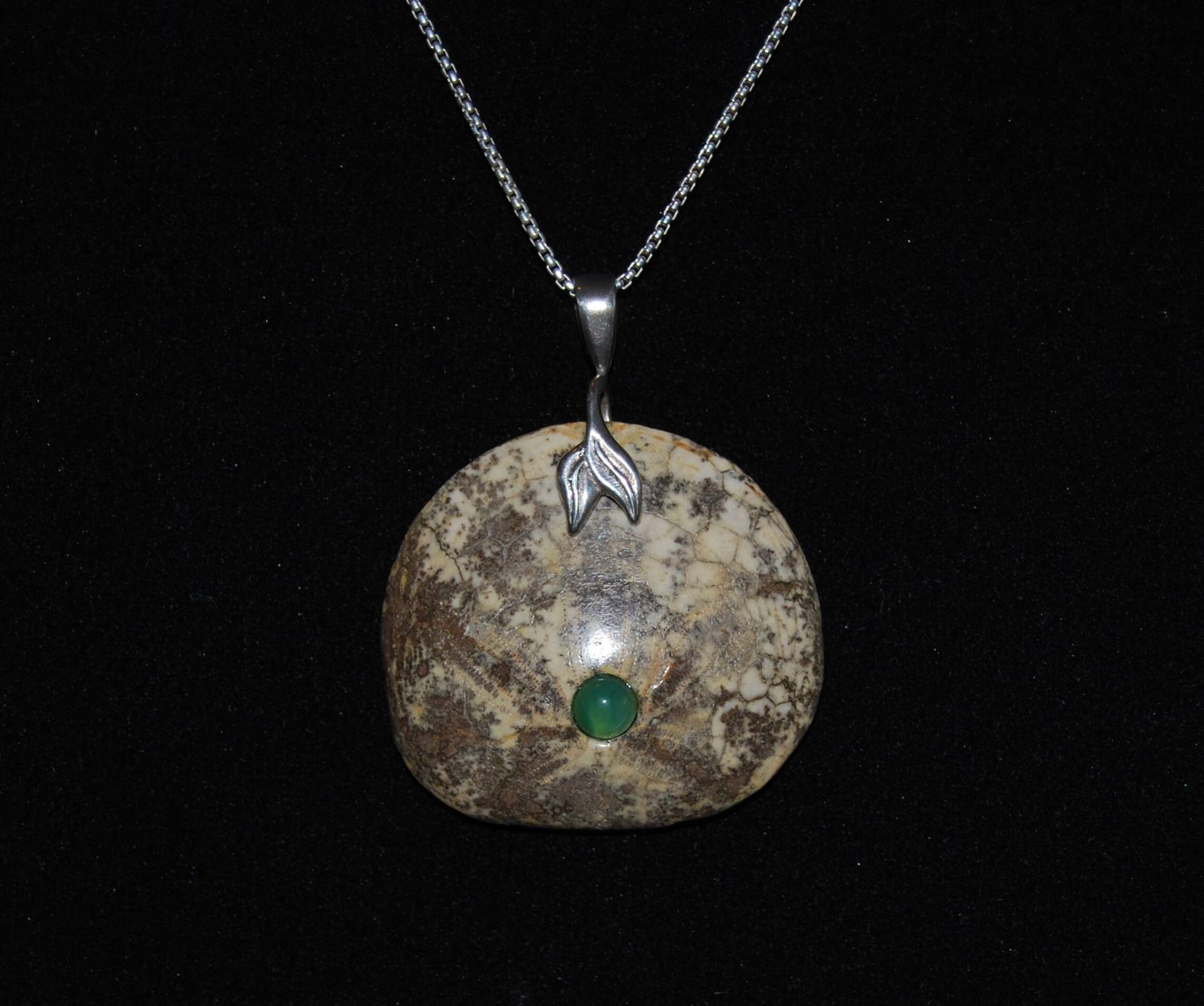 Fossiler Sanddollar Anhänger Chrysopras Inlay, Sterling Silber Kette Fossiler Sanddollar Anhänger Chrysopras Inlay, Sterling Silber Kette von ArtifactsandFossils