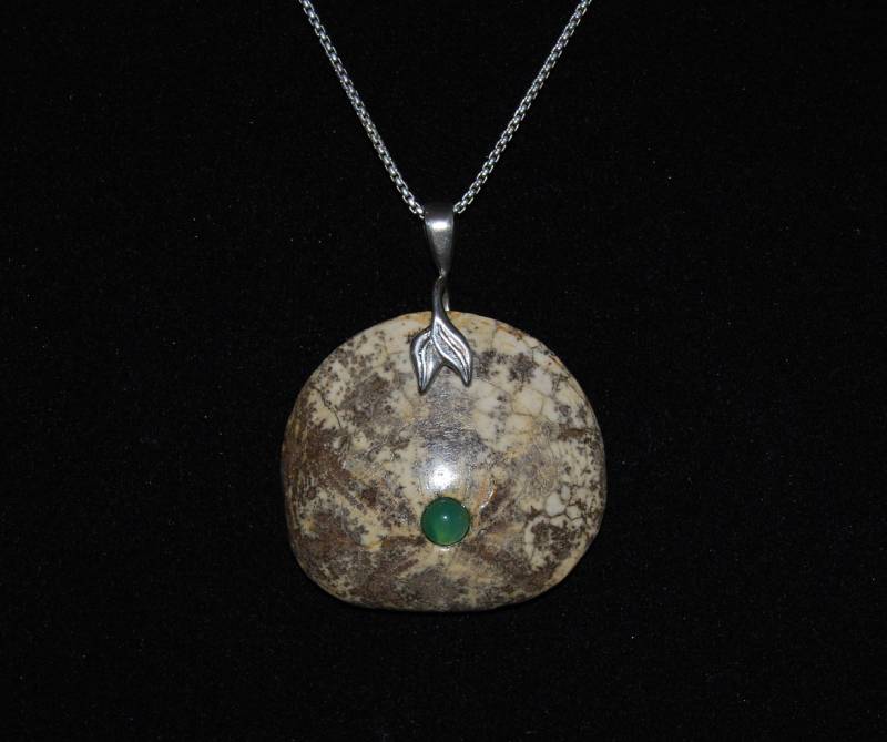 Fossiler Sanddollar Anhänger Chrysopras Inlay, Sterling Silber Kette von ArtifactsandFossils