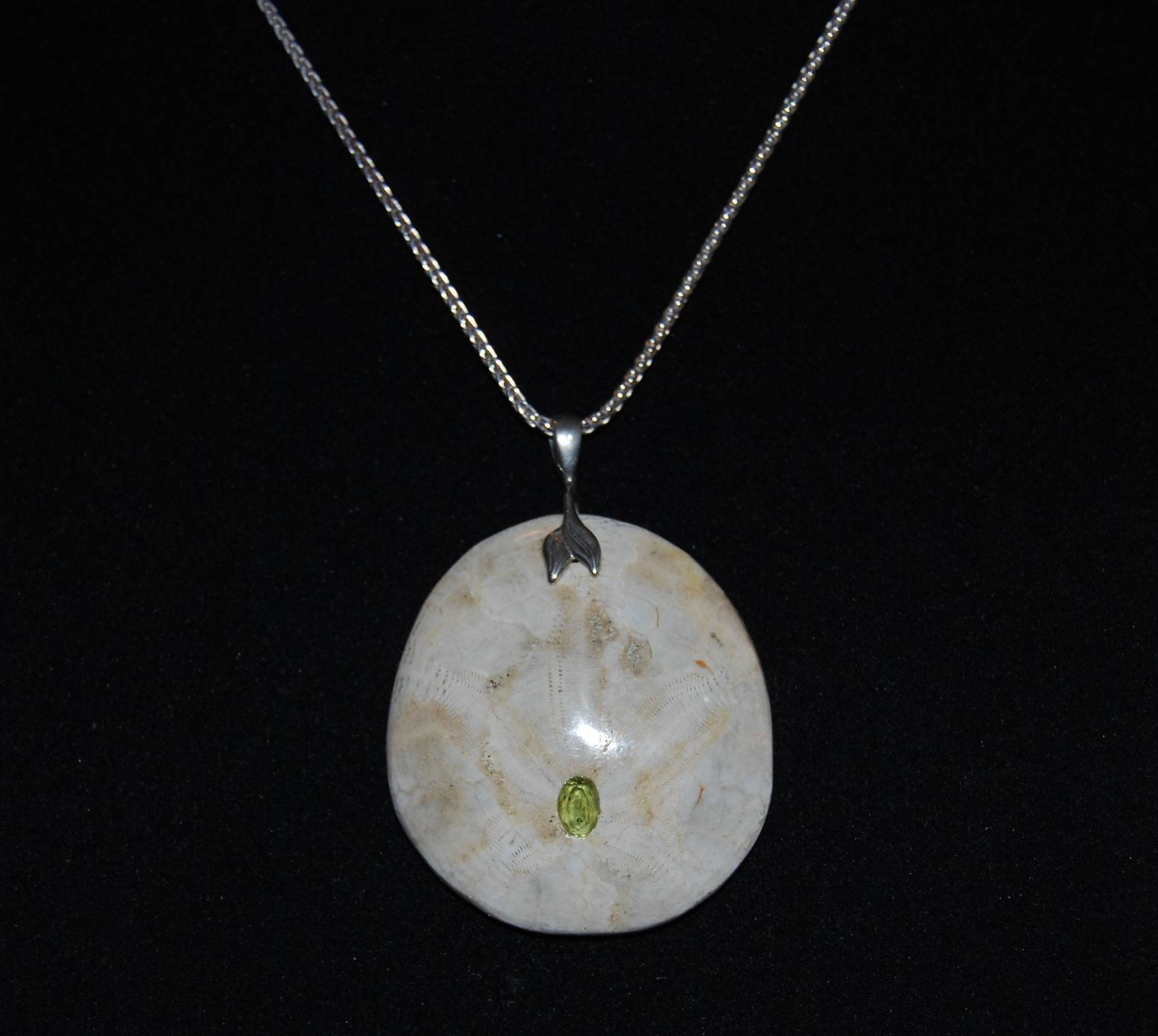 Versteinerte Sanddollar Anhänger Sterling Silber Kette Mit Peridot Inlay Versteinerte Sanddollar Anhänger Sterling Silber Kette Mit Peridot Inlay von ArtifactsandFossils