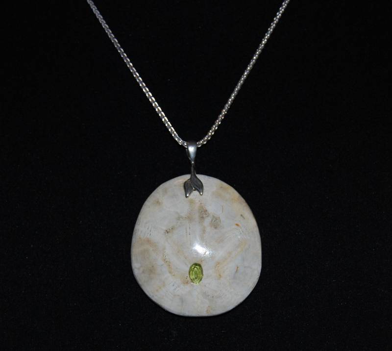 Versteinerte Sanddollar Anhänger Sterling Silber Kette Mit Peridot Inlay Versteinerte Sanddollar Anhänger Sterling Silber Kette Mit Peridot Inlay von ArtifactsandFossils