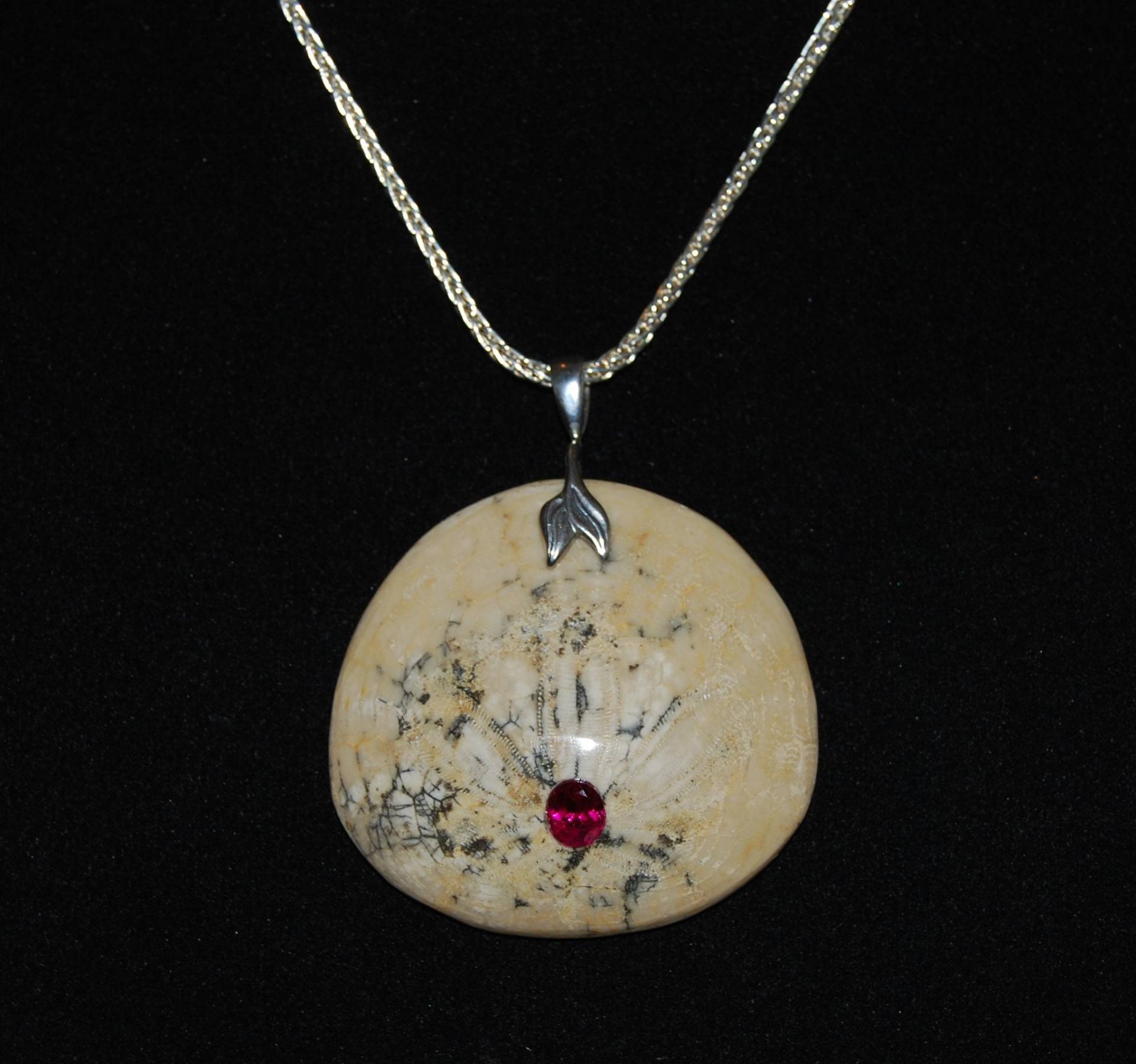 Versteinerter Sand Dollar Anhänger, Labrador Rubin Inlay, Sterling Silber Kette Versteinerter Sand Dollar Anhänger, Labrador Rubin Inlay, Sterling Silber Kette von ArtifactsandFossils
