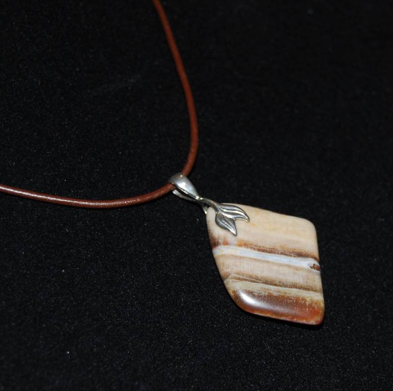 Versteinertes Holz Anhänger An Einem Lederband Versteinertes Holz Anhänger An Einem Lederband von ArtifactsandFossils