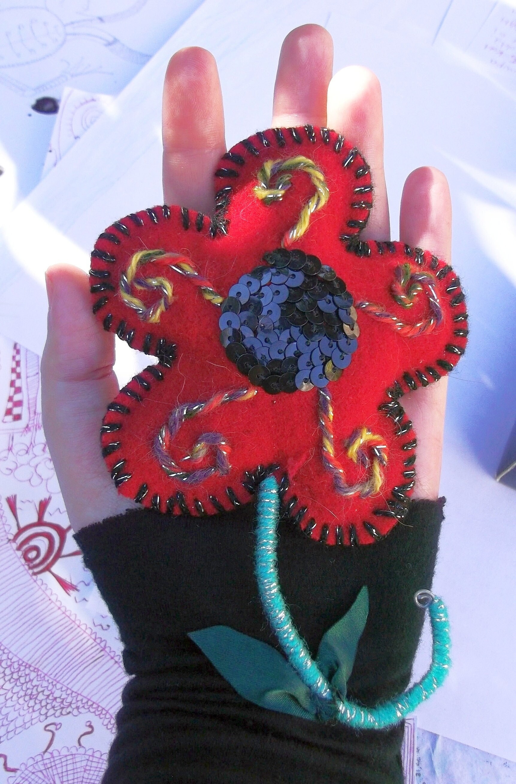 Bestickte Filzbrosche, Handgestickte Rote Blume Bestickte Filzbrosche, Handgestickte Rote Blume von ArtifishialCrafts