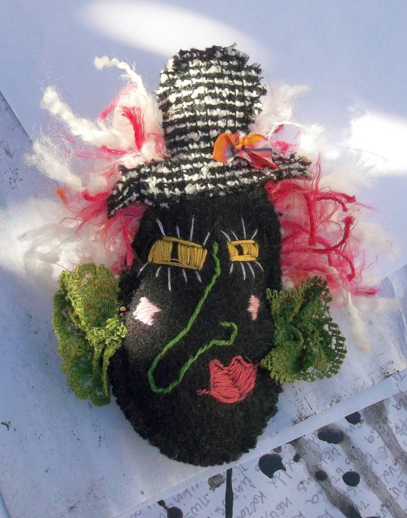 Gestickte Portrait-Brosche Aus Filz Gestickte Portrait-Brosche Aus Filz von ArtifishialCrafts