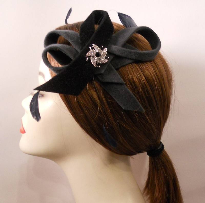 Velour-Feder-Fascinator Mit Federn Von Broach Und Coque von Artikalnyc