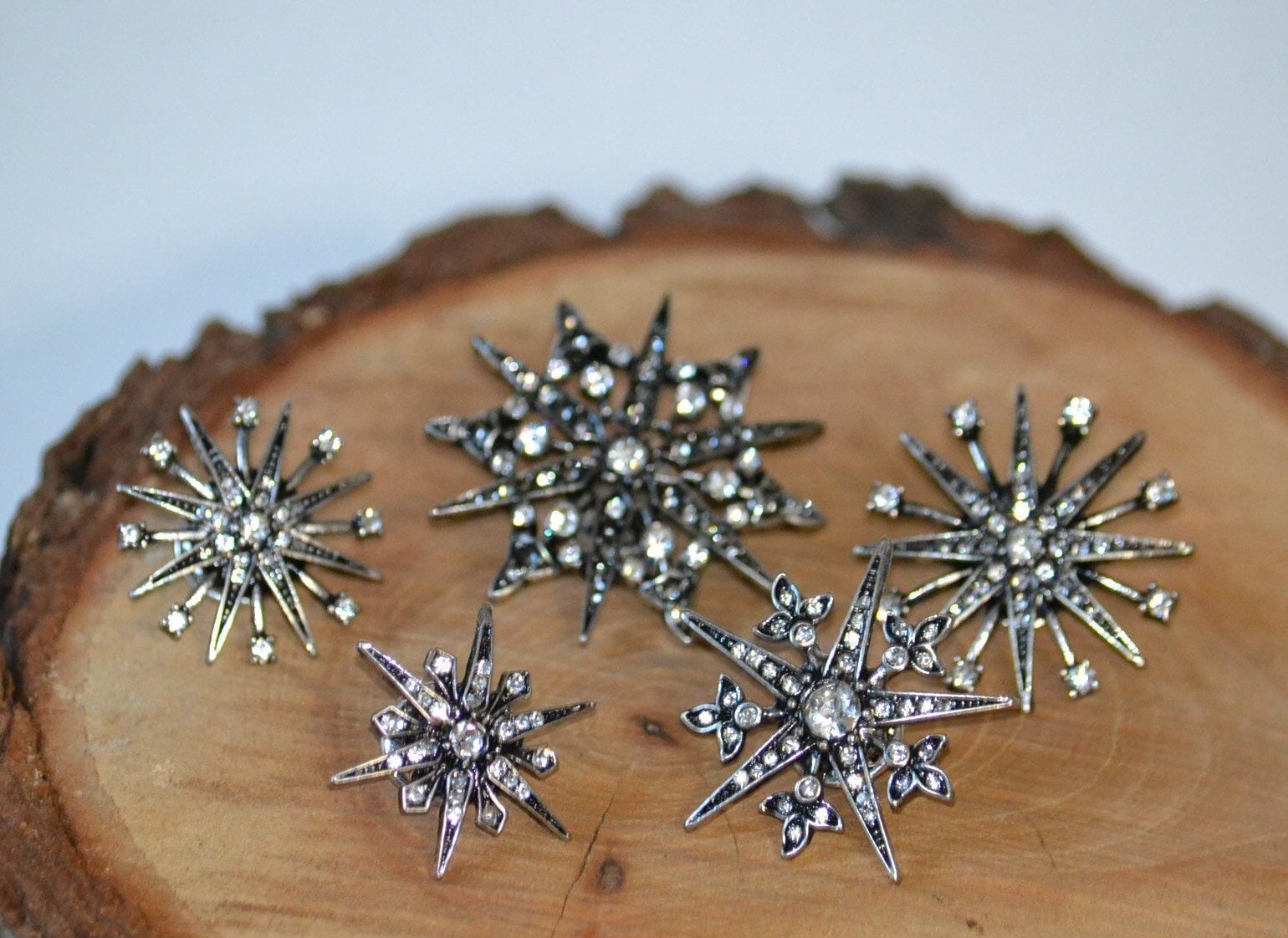 Stern Starburst Schneeflocke Brosche Strass Kristall Art Deco Kleidung Dekor Accessoire Clip Pin Anhänger Set 5 von Artikmod