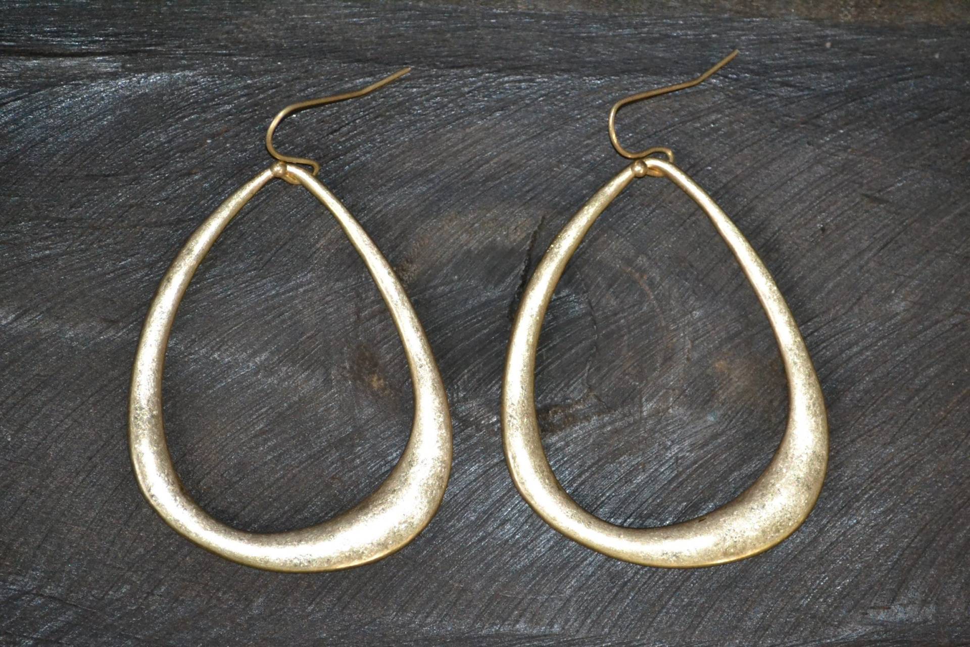 Tropfen-Form-Leichte Strukturierte Abstrakte Creolen Gold Farbe von Artikmod