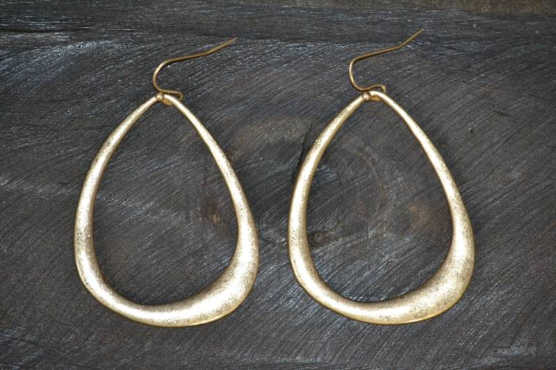 Tropfen-Form-Leichte Strukturierte Abstrakte Creolen Gold Farbe von Artikmod