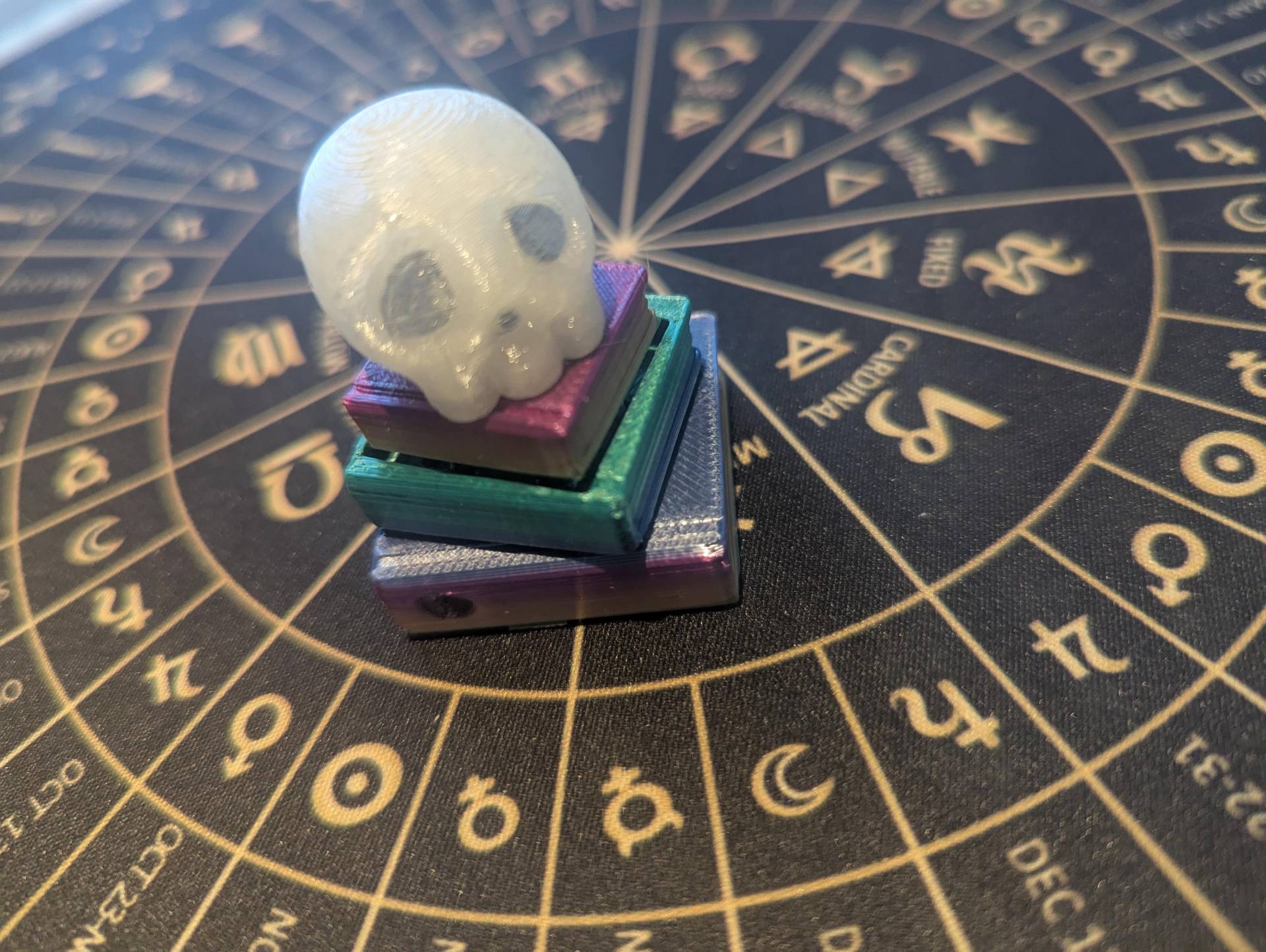 Bunter Buchstapel-Fidget Clicker Mit Glow in The Dark Totenkopf | 3D Gedruckte Fidget Dnd von ArtioneryMischu