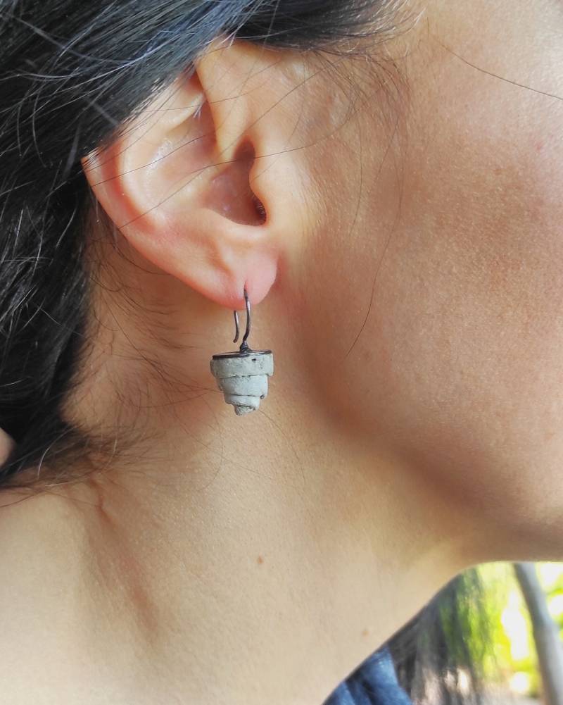 Beton Spiral Ohrringe Mit Oxidierten 925 Silber Tropfen Minimalist Zeitgenössisch Schmuck von ArtisJewels
