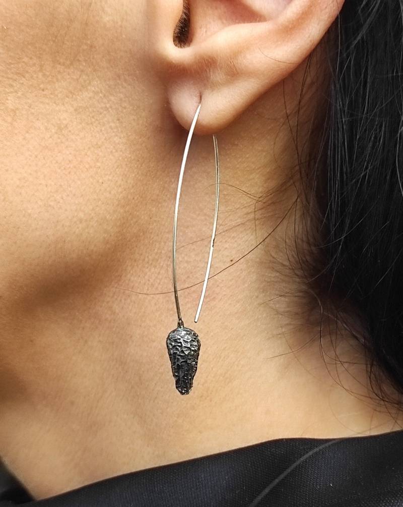 Bogen Creolen Silberohrringe Silberdraht Ohrringe Mit Einem Oxidierten Silber Charm Minimale von ArtisJewels