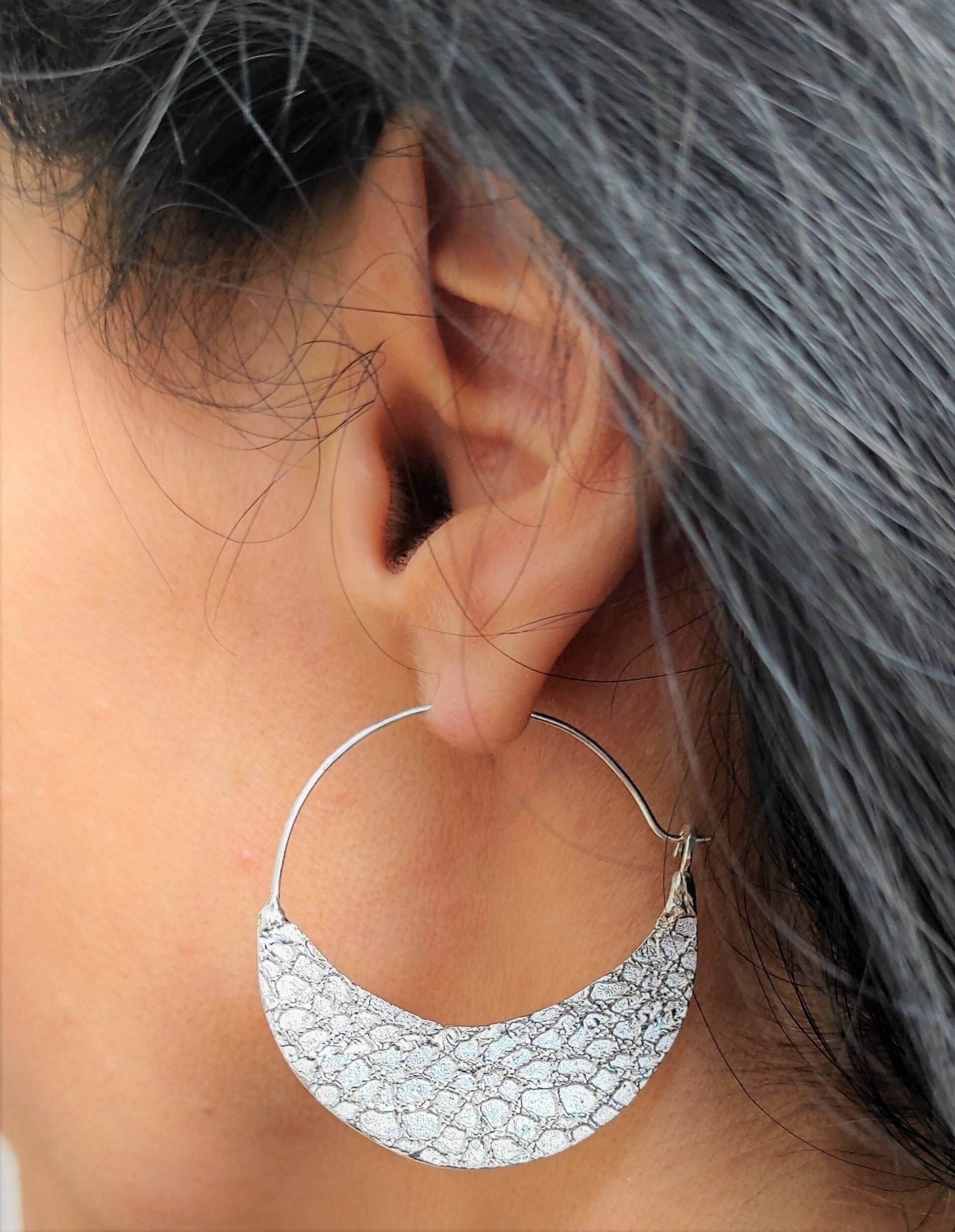 Halbmond Silber Creolen Texturierte 925Er Ohrringe Halbkreis Boho Latge Creolen von ArtisJewels
