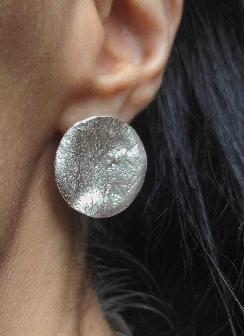 Unregelmäßige Silber Runde Ohrstecker Texturierte Sterling Disk Ohrringe Große Handgemachte Schmuck Disc Ohrstecker von ArtisJewels