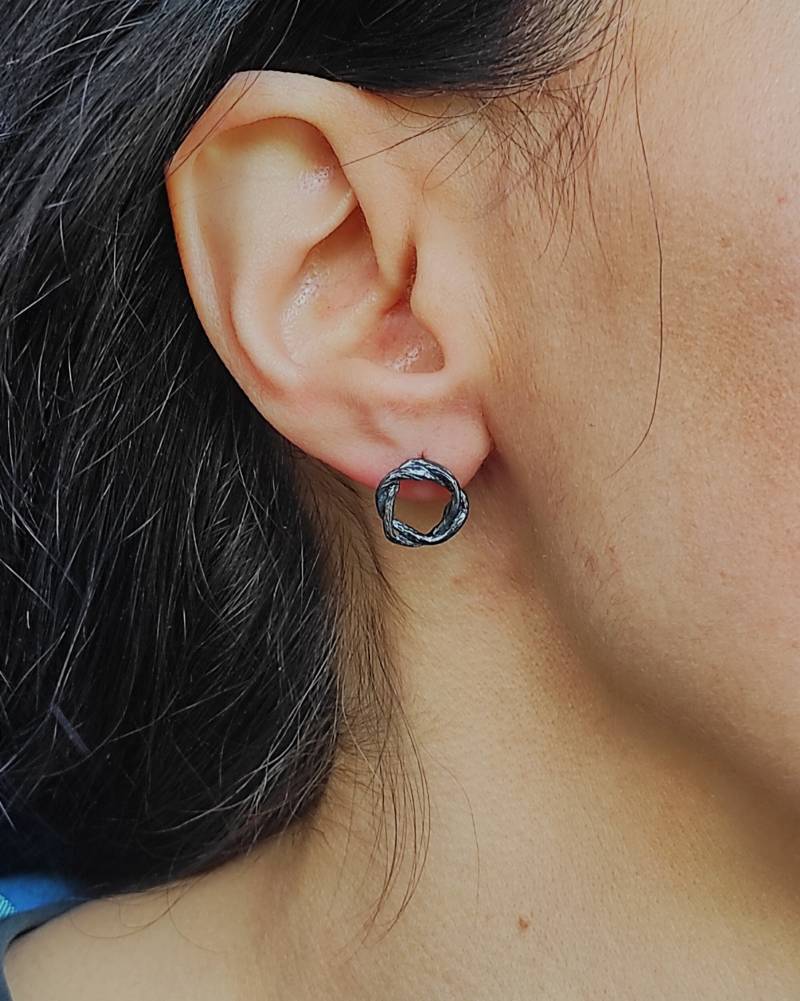 Verdrehter Kreis Sterling Silber Zierliche Ohrringe Ohrstecker Mit Strukturierten Oxidierten Draht Verdrehte Unregelmäßige S29 von ArtisJewels