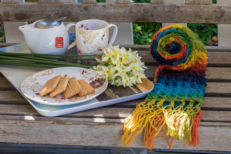 Bunte Regenbogen-Schal Mit Einem Besenstiel Spitzendesign von ArtisanBlueAU