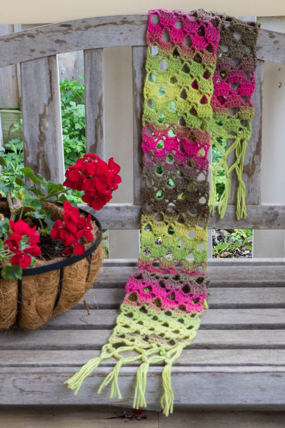 Fuschia Ombre Schal Mit Einem Backstein Und Gitter-Design von ArtisanBlueAU