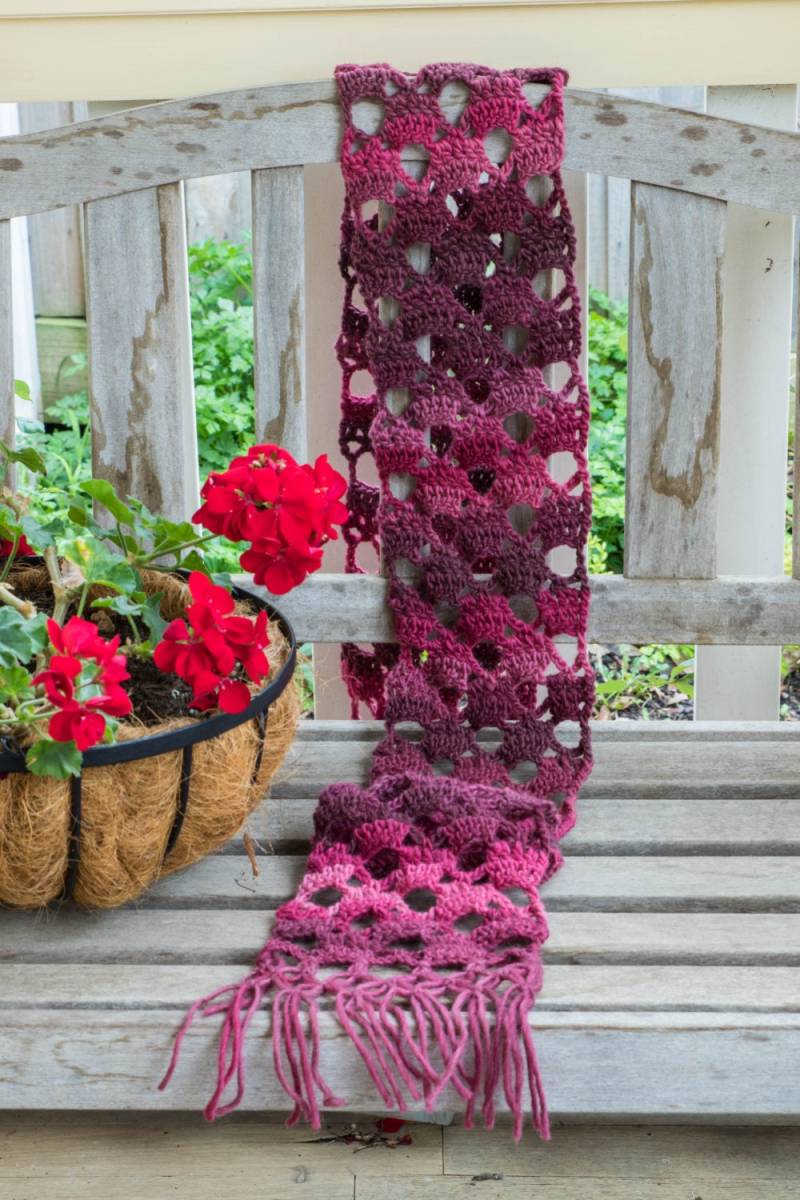 Pflaume Ombre Schal Mit Einem Backstein Und Gitter-Design von ArtisanBlueAU