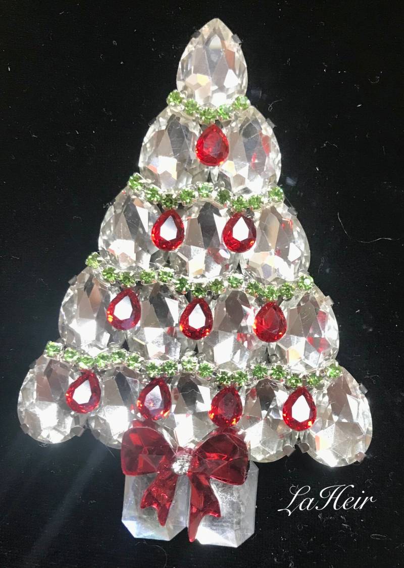 Peridot & Ruby Glass Vintage Weihnachtsstrass Brosche Signiert Laheir von ArtisanJewelryLaHeir