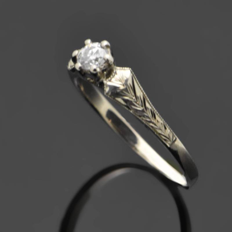 14Kt Weißgold Graviert Band Diamant Solitär von ArtisanLA