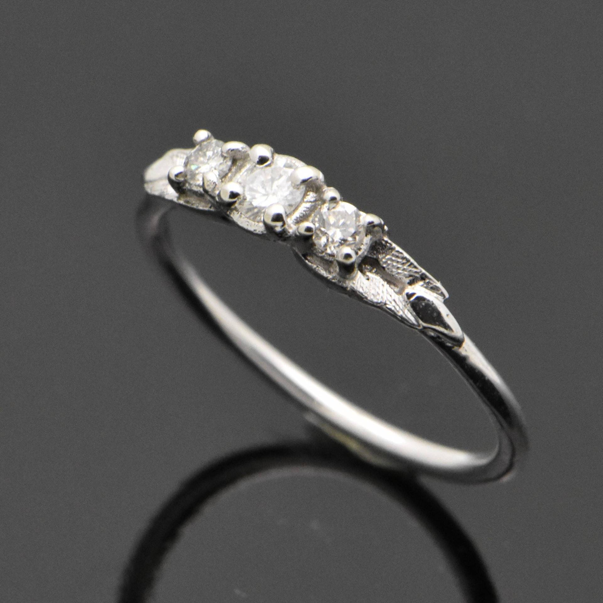 3 Diamanten Eingefasst in 14 Kt Weißgold, 0, 16 Cttw. Strukturierte Akzente von ArtisanLA