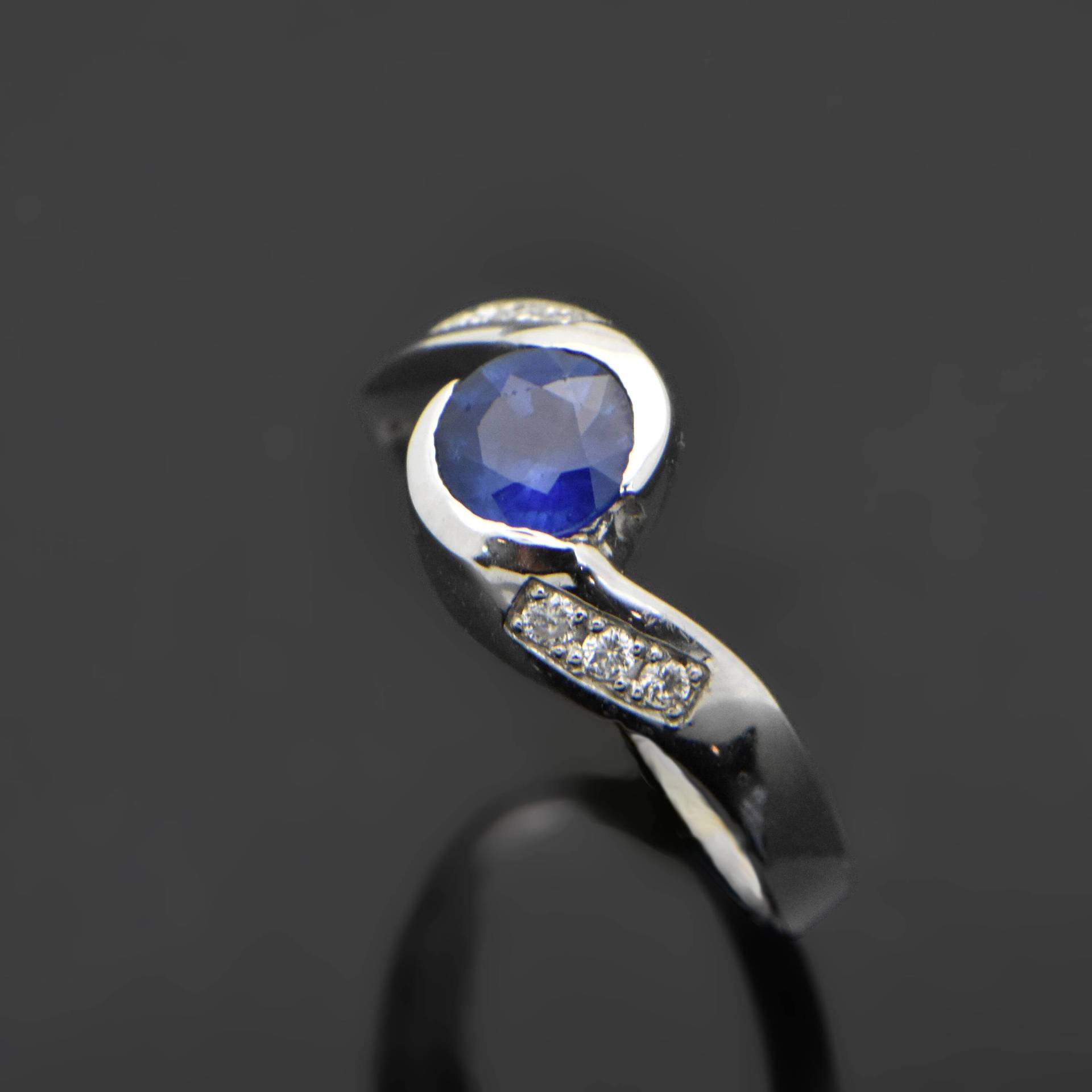 Vintage 14Kt Weißgoldring Mit Wunderschönem Blauen Saphir, Akzentuiert Brillanten von ArtisanLA