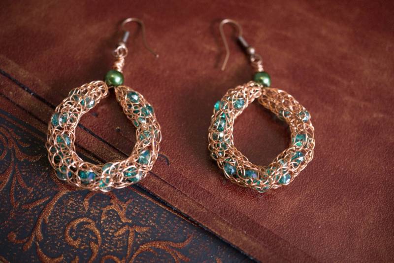 Handgefertigte Kupferohrringe Mit Grüner Perlenverzierung von ArtisanOxford