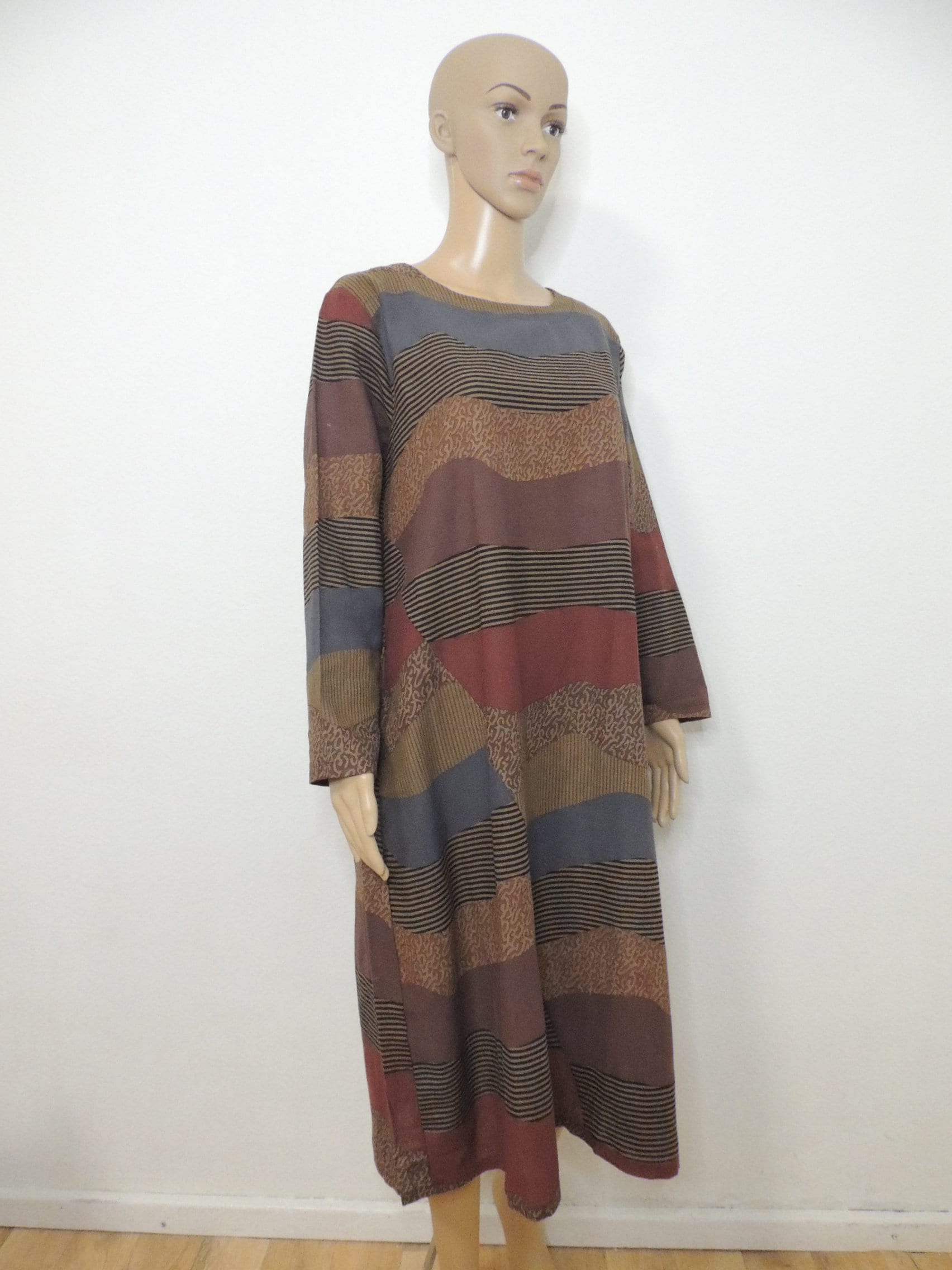 Gestreiftes Midi Damenkleid, Freizeitkleid Mit Langarm Und Eingrifftaschen, Lockeres Kleid von ArtisanWithPassion