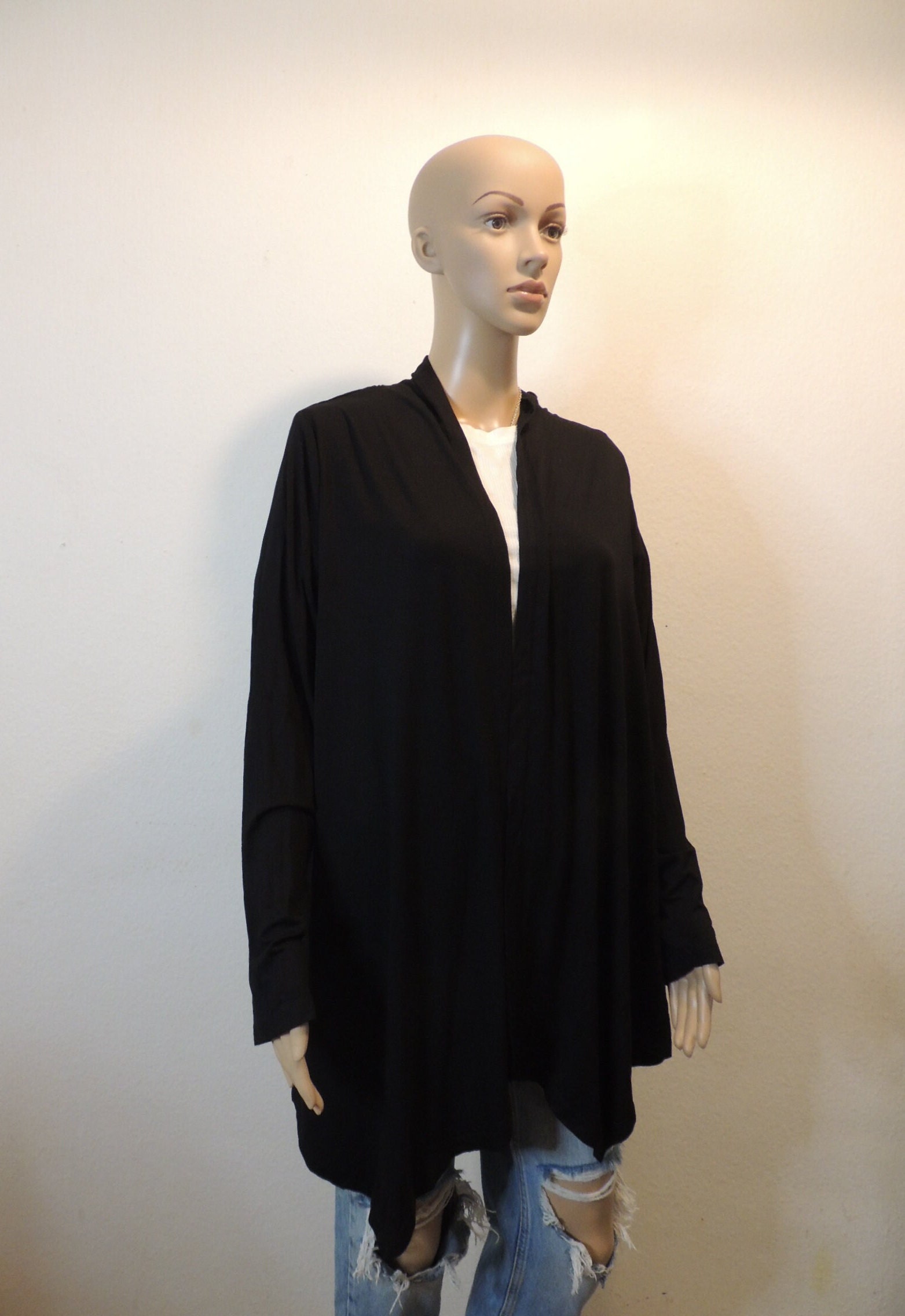 Sommer Cardigan in Knielanger Form, Moderner Mit Langarm Schwarz Sommer Cardigan in Knielanger Form, Moderner Mit Langarm Schwarz von ArtisanWithPassion