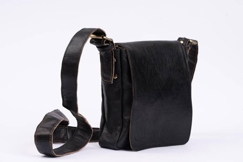 Sling Bag, Mens Leather Smartphone Crossbody Small Cell Phone Shoulder Purse, Handmade Shoulde, Gift For Dad von ArtisanaliaShop