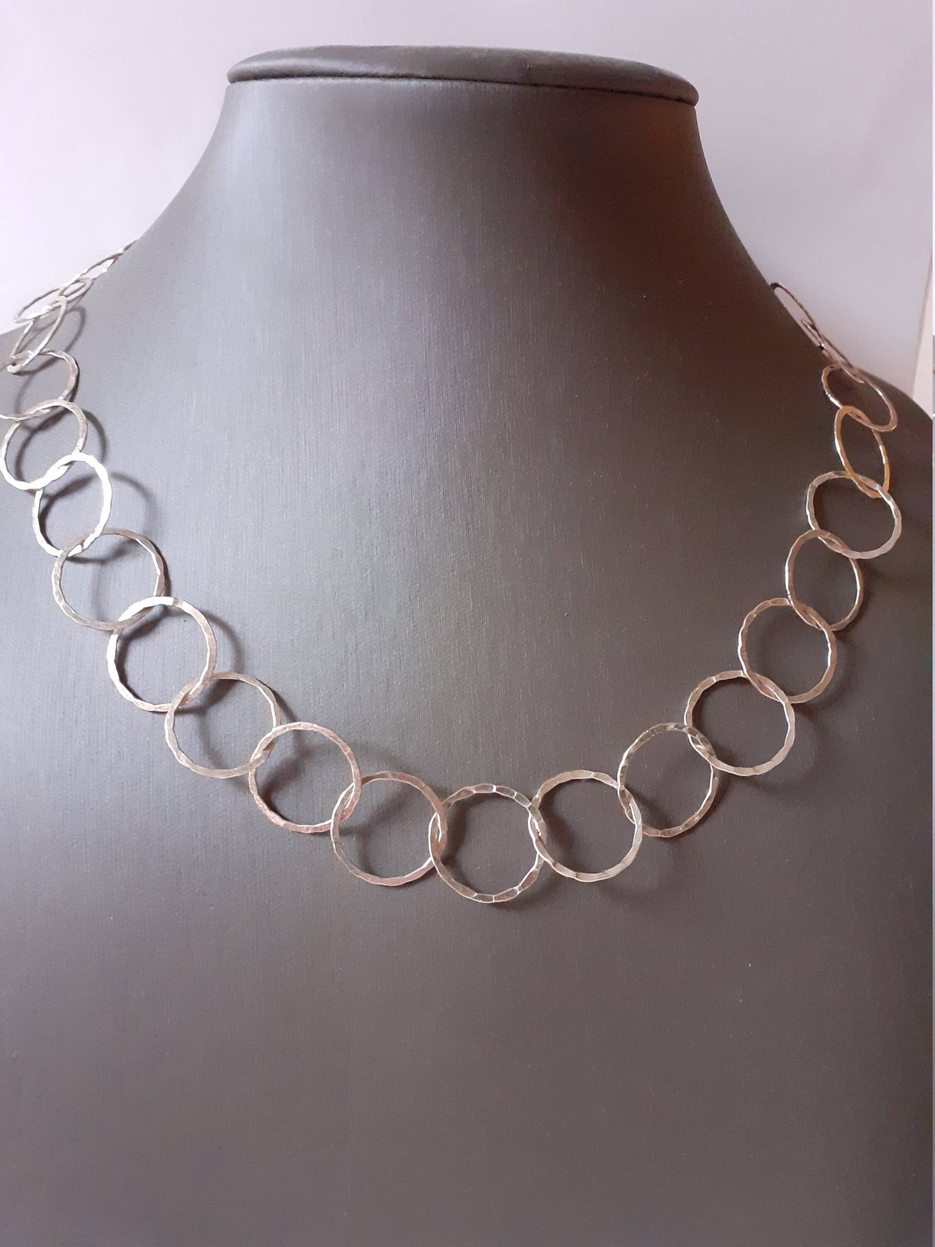 Halskette Hämmerte Ringe Halskette Hämmerte Ringe von ArtisanatPrecieux