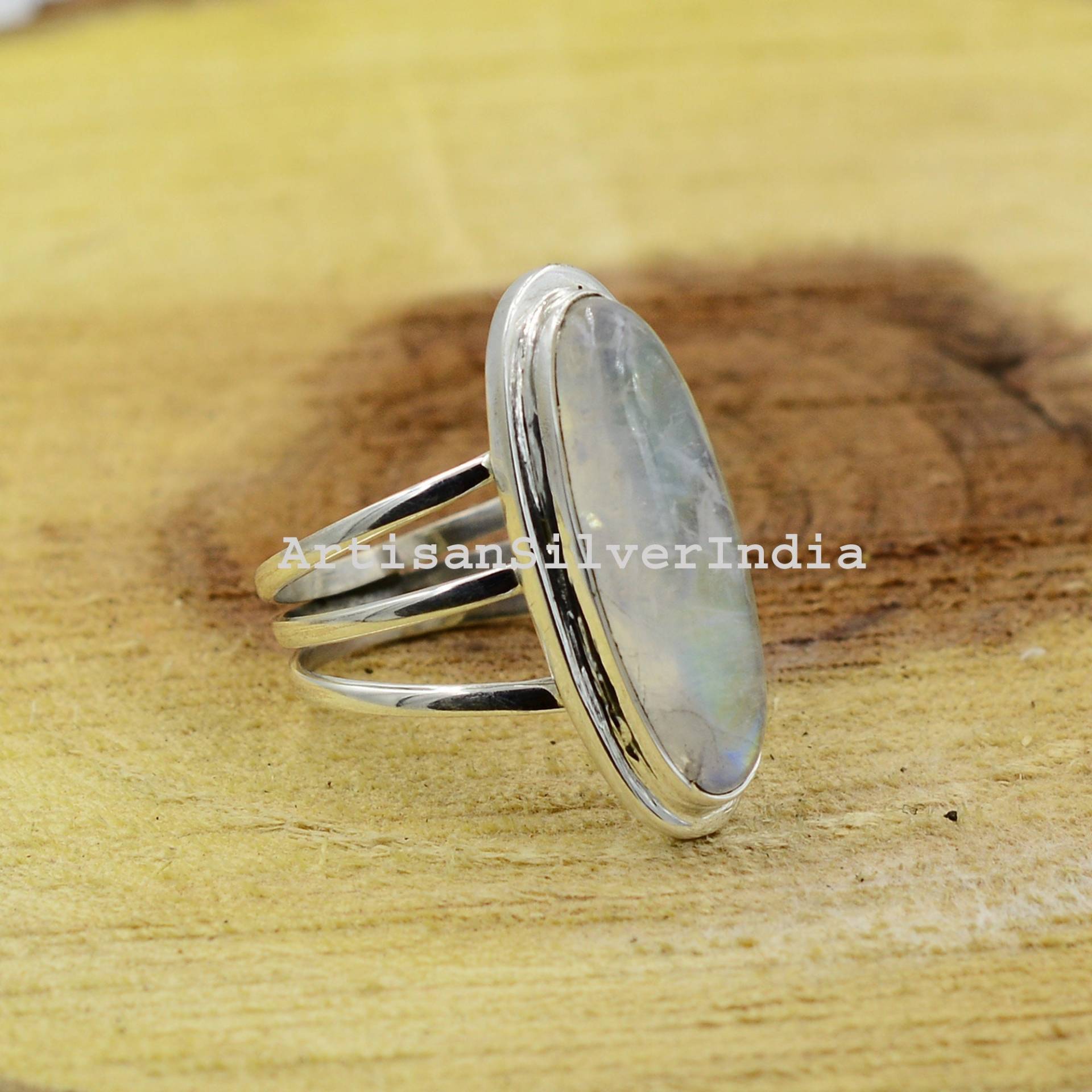 Regenbogen Mondstein Ring, Silber Frauen Oval Edelstein Geschenk Für Sie, Antique White Moonstone Juni Birthstone Ring von ArtisansilverIndia