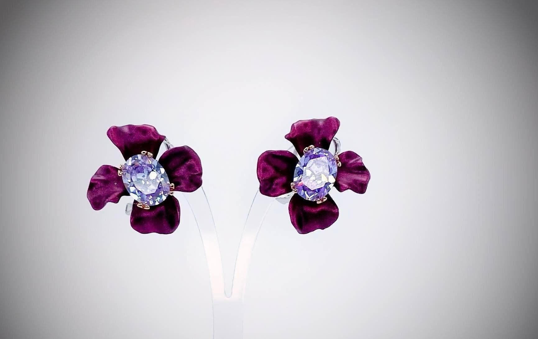 Amethyst Blumen Ohrringe, Silber Emaille Ohrringe Kleine Kristall Art Deco Februar Geburtsstein, Weihnachtsgeschenk von ArtissimoArtGallery