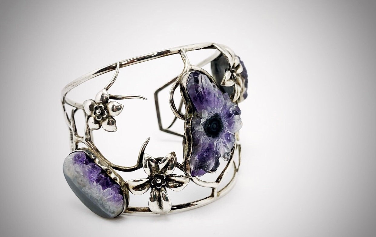 Amethyst Druzy Armband, Blumen Silber Offenes Art-Deco-Armband, Verstellbare Manschette Lila Rohstein Armband von ArtissimoArtGallery