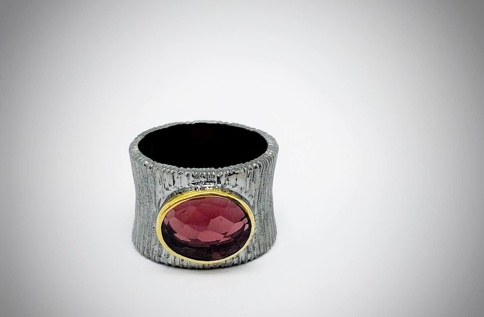Bandring Silber, Almandin Granat Ring, 24K Vergoldeter Schwarzer Rhodium Stapelbarer Oval Cocktail Ring von ArtissimoArtGallery