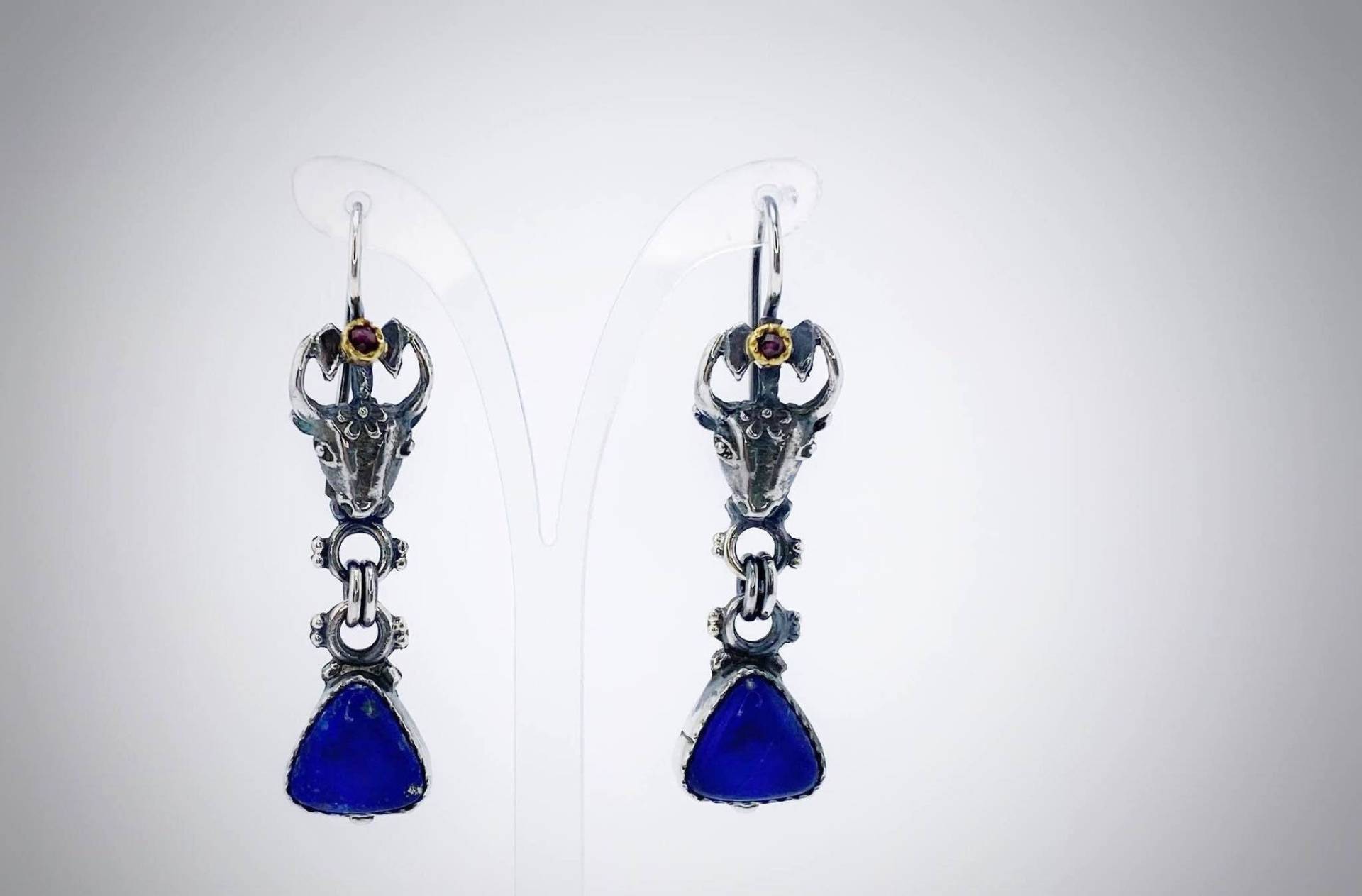Lapis Lazuli Ohrringe, Stierkopf 950 Silber 14K Gold Inlays Draht Granat Tropfen Ohrringe von ArtissimoArtGallery