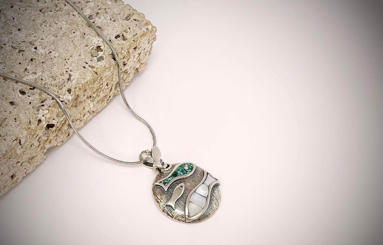 Mosaik Silber Anhänger, Türkis Kreis Perlmutt Schwimmen Fisch Mermaid Anhänger Halskette, Valentines Geschenk von ArtissimoArtGallery