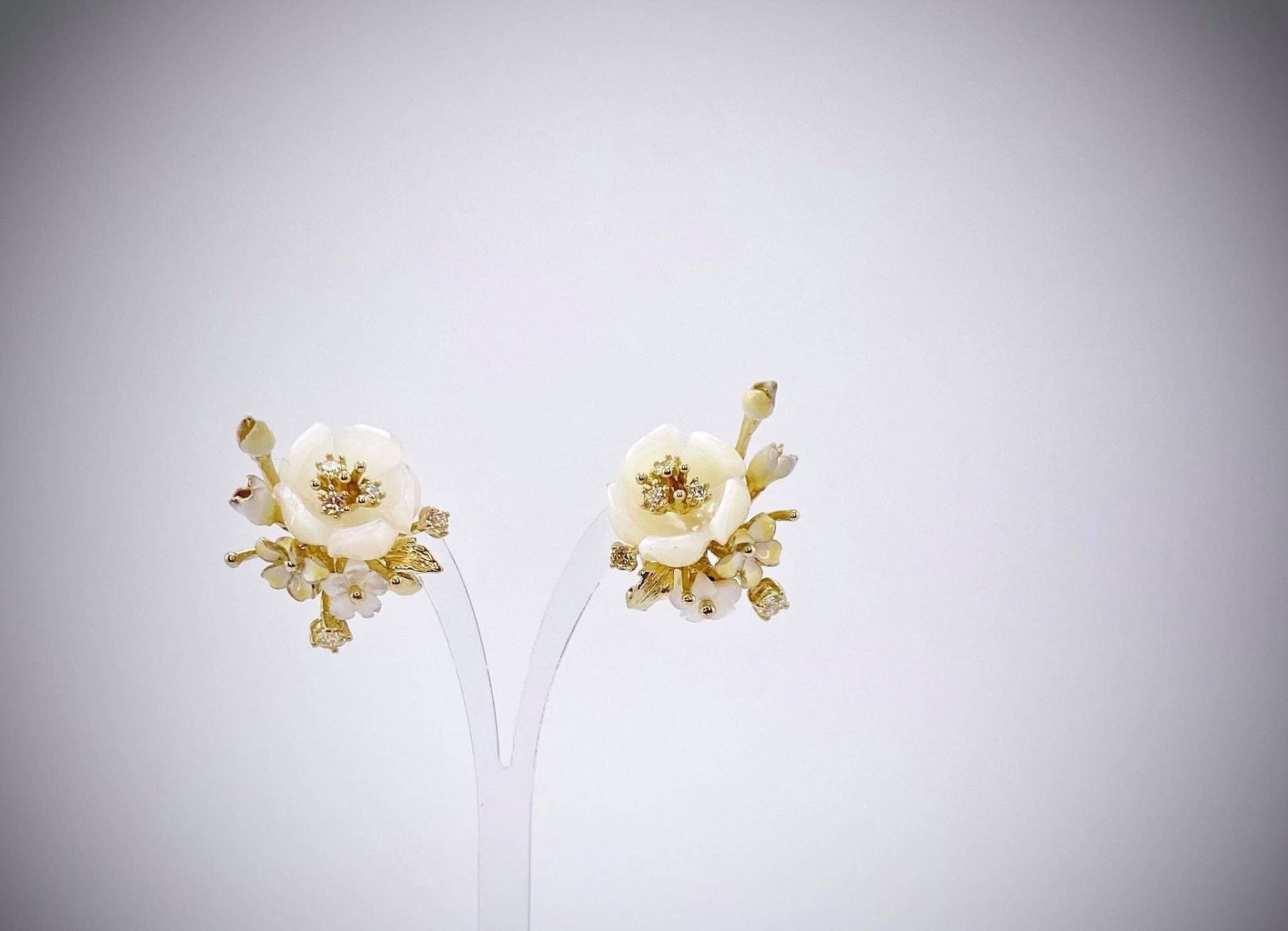 Multi Steine Ohrringe, Bergkristall Emaille Silber Perlmutt 24K Vergoldung Blumen Ohrringe von ArtissimoArtGallery
