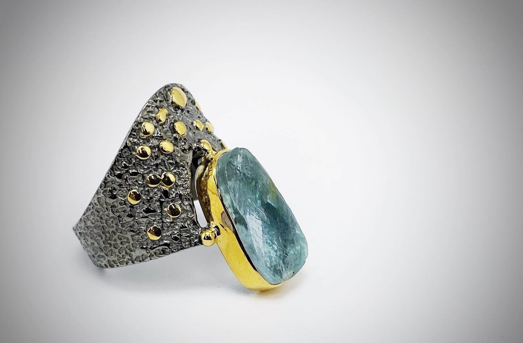 Roher Aquamarinring, Bandring Aus Silber, 24K-Vergoldung, Schwarzer Rhodiumring, Cocktail Offener Ring, Rohkristallring von ArtissimoArtGallery