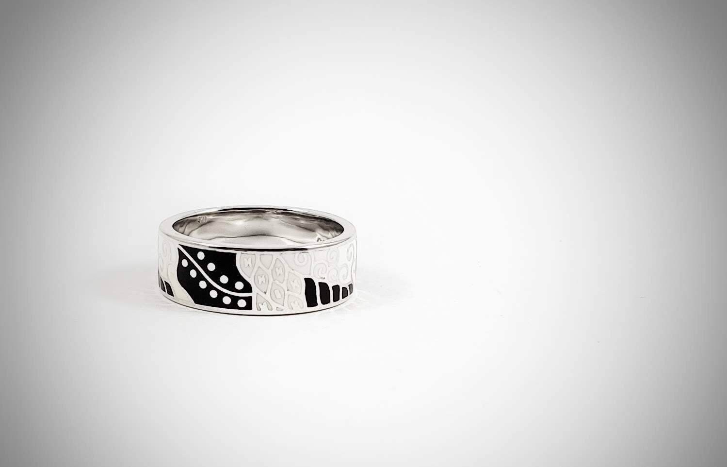 Schwarz Weiß Ring, Emaille Silber Rhodium Überzogener Stapelbarer Band Floraler Cocktail Jeden Tag Verstellbarer Ring von ArtissimoArtGallery