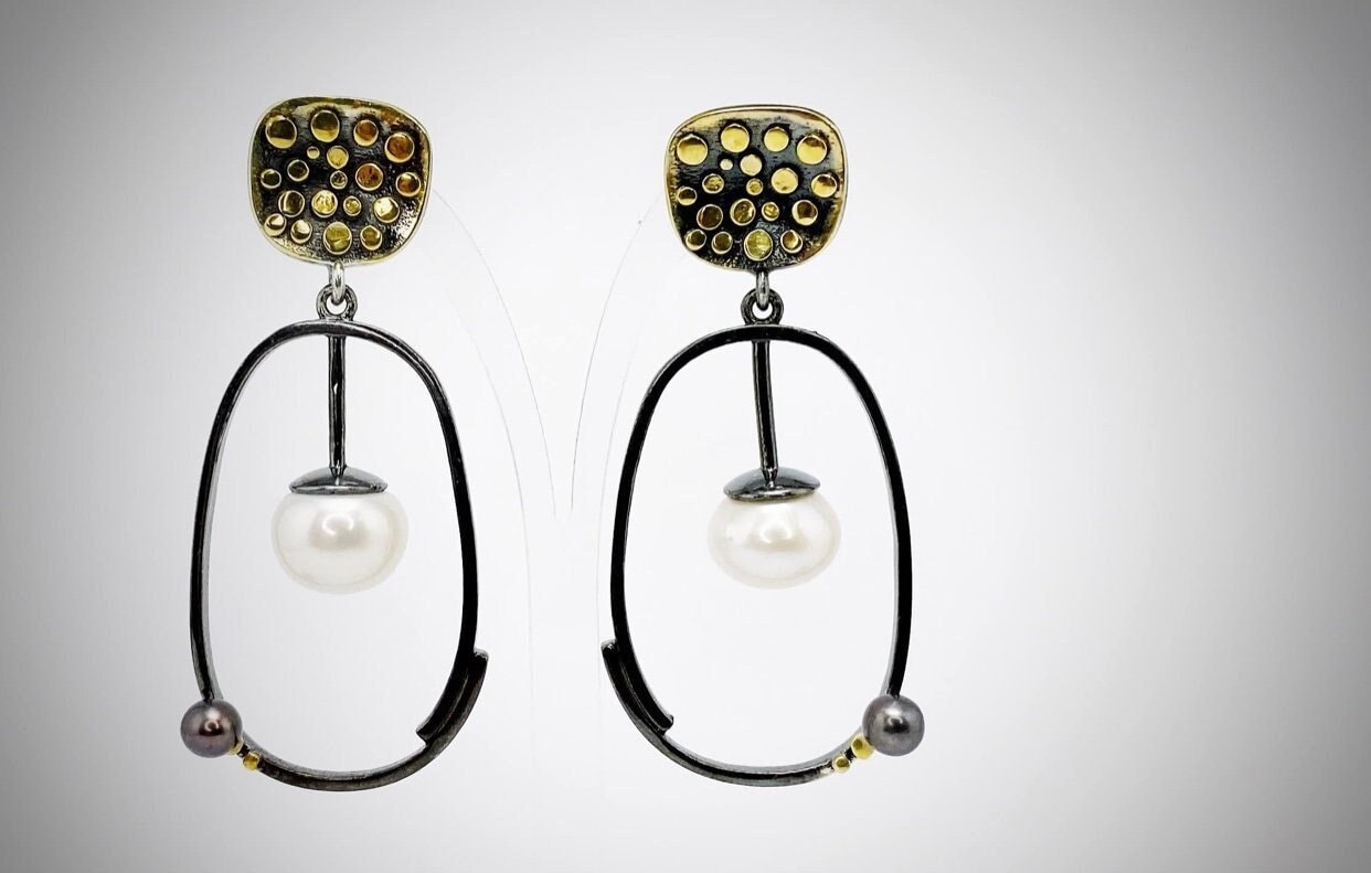 Schwarze Perlen Ohrringe, Weiße Silber Creolen, 24K Vergoldete Schwarz Rhodium Seltsame Oval Ohrringe von ArtissimoArtGallery