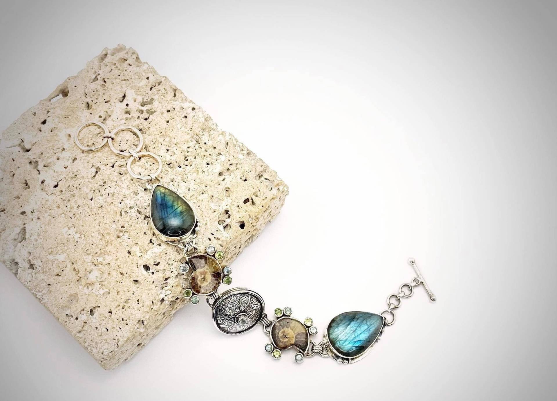 Silber Fossil Armband, Peridot Aquamarin Charm Cocktail Hochzeit Zierliches Art Deco Schmuck, Geschenk Für Frau von ArtissimoArtGallery