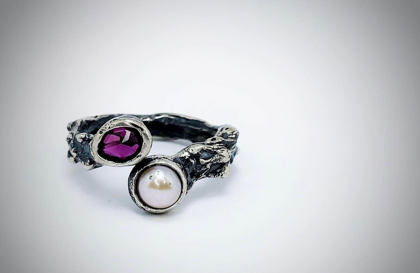 Silber Granat Ring, Perlen Band Stapelbarer Cocktail Verstellbarer Zweig Offener Verlobungsring, Zwei Stein Natur Ring von ArtissimoArtGallery