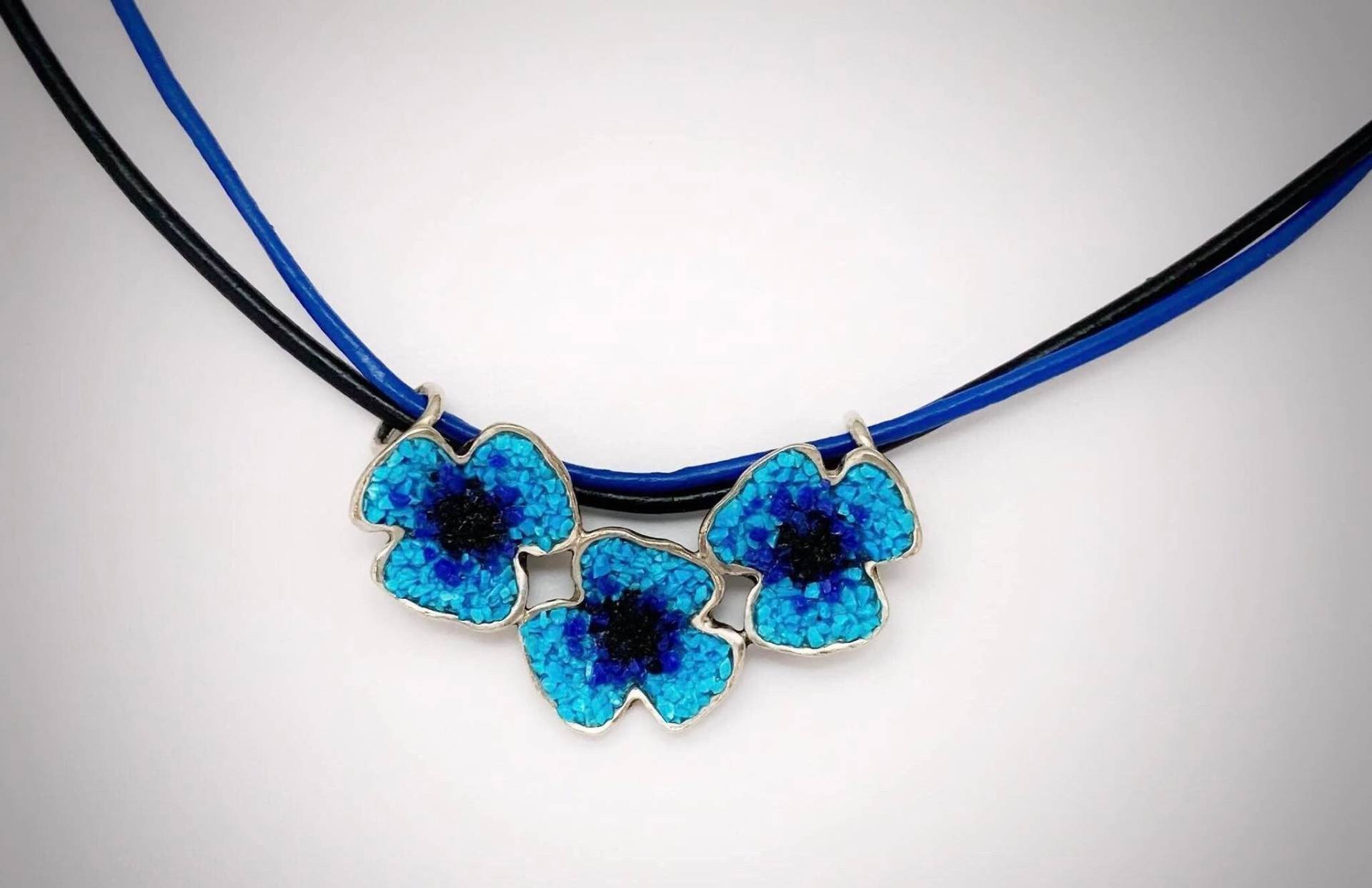 Silber Mohn Halskette, Türkis Mosaik Blumen Koralle Anhänger, Kohle Leder Halskette Kette, Art Deco Anhänger von ArtissimoArtGallery