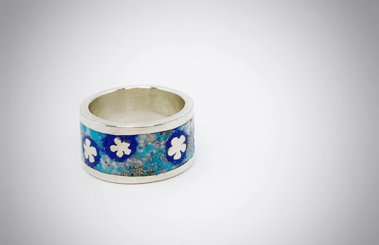Türkis Silberring, Mosaik Ring, Silber Staub Kohle Blumen Bandring, Stapelbarer Daumenring, Art Deco Ring von ArtissimoArtGallery