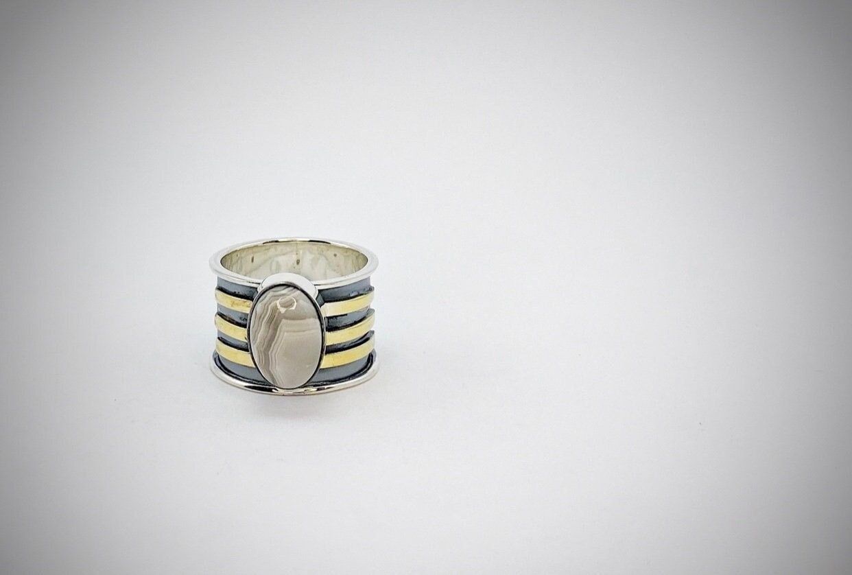Weißer Onyx Ring, Silber Bandring, 24K Vergoldung Geburtsstein Cocktail Oval Ring Verstellbar, Art Deco Schmuck, Geschenk Zum Jahrestag von ArtissimoArtGallery