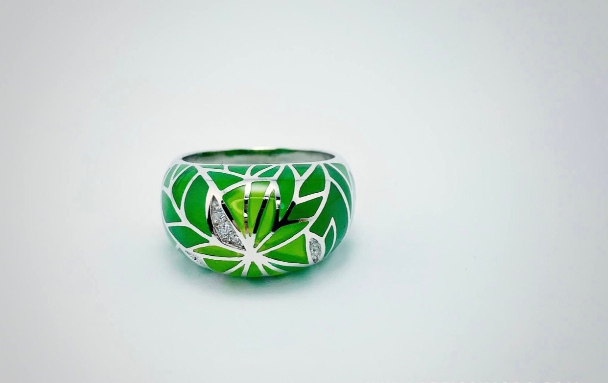 Zircon Silber Ring, Rhodium Überzogener Emaille Blatt Cocktail Stapelbarer Daumen Band Grüner Frühling Art Deco Ring von ArtissimoArtGallery